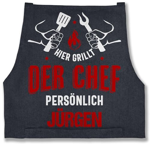 Schürze - Grillschürze Herren Männer - Hier grillt der Chef persönlich mit Namen - Grillzubehör Chef Vatertag Geschenkidee Papa - 85x69 - Jeans Blau - geschenke grillen personalisierte