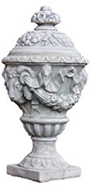Amphore mit Deckel und Widderköpfen, Urne, aus Steinguss, Frostfest