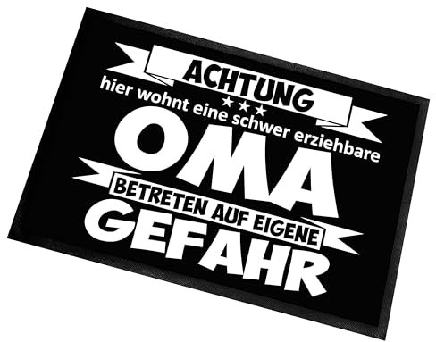 Fußmatte | Türmatte mit Spruch | 60x40cm | Achtung hier wohnt eine schwer erziehbare Oma - Betreten auf eigene Gefahr | für innen und außen | Vorleger für die Haustür / Flur | Geschenk zur Einweihung