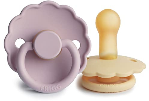 FRIGG Daisy Latex Schnuller | Schnuller 2 Packung | Symmetrischer Sauger in Kirschform | BPA-frei | Hergestellt in Dänemark | Latex Schnuller | (Pale Daffodil/Soft Lilac, Size 2 (6-18 Months))