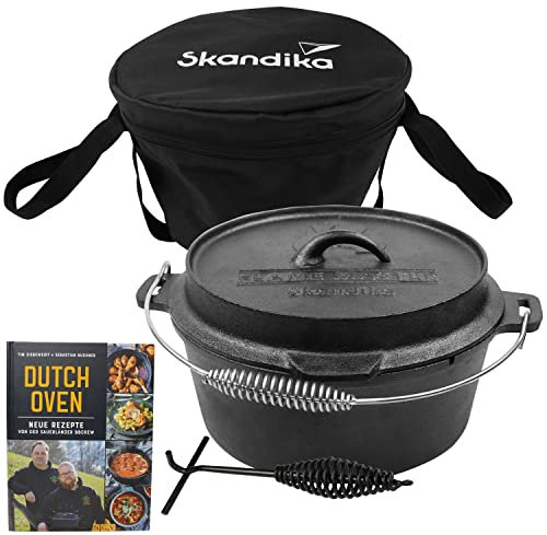 Skandika Dutch Oven Flame Master 13,8 L | Gusseisen Topf zum Kochen, inkl. Rezeptbuch der Sauerländer BBCrew, bereits eingebrannt, ohne Füße, Deckelheber, Tragetasche | Feuertopf für Grillen, Camping