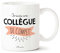 Manahia Mug Cadeau Collègue De Travail - Je suis une Collègue de Compet' - Avec Boite Kraft - Imprimé en France - 330, mL Céramique - Départ Collègue - Mug Travail - Tasse Collègue - Départ Retraite