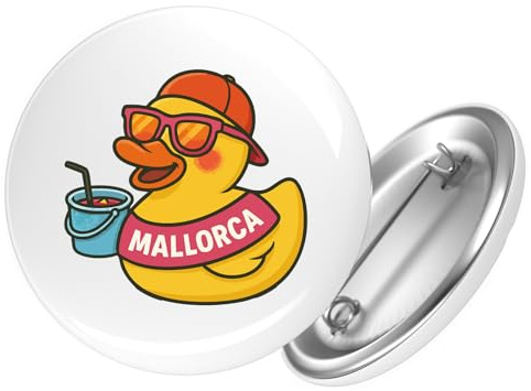 Huuraa Button Quietscheente Malle Gummiente Mallorca Geschenk | Der runde 59-mm-Ansteckbutton mit Motiv und Sicherheitsnadel ist eine kleine Geschenkidee für Jacken und Rucksäcke.