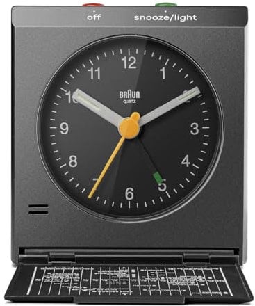 Braun klassischer analoger Reisewecker mit Schlummerfunktion und Licht, Vintage-Design, kompakte Größe, Klappdeckel mit Weltzeitzonenkarte, leises Quarzwerk, Crescendo-Piepton-Alarm in Schwarz, BC05B