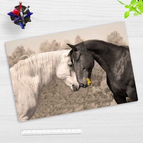 Schreibtischunterlage für Kinder und Erwachsene – “Pferdeliebe“ – aus erstklassigem Vinyl (Kunststoff) – 60 x 40 cm – Rutschfeste Schreibunterlage für besten Schutz – Made in Germany