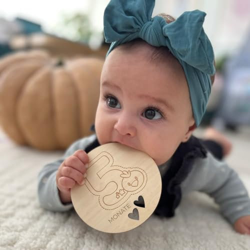 nagu® Meilensteinkarten Baby Holz - 12 liebevoll gestaltete Meilensteinkarten Schwangerschaft mit niedlichen Tieren und Wolken - Baby Monatskarten aus nachhaltigem Holz, Geschenkbox inkl.