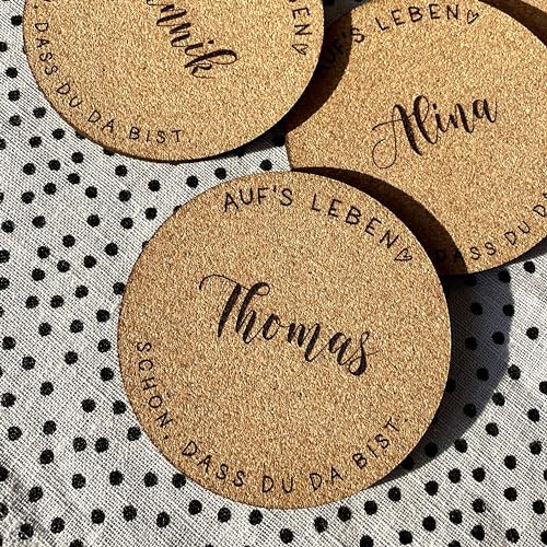 Nord-Kind® personalisierte Untersetzer aus Kork zur Hochzeit als Tischdeko, graviert mit Wunschname – individuelle Platzkarten für Gäste – Durchmesser 95 mm
