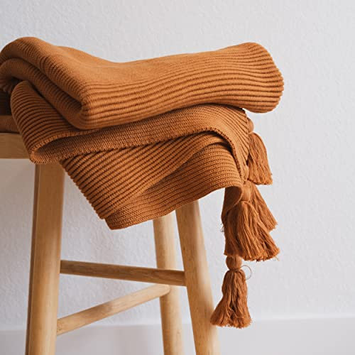 Lumi Living Überwurfdecke aus 100 % weicher Baumwolle, strukturiert, erhöhte Streifen, Rippstrick, mit Quasten (Braunes Orange)