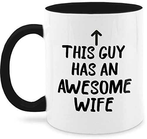 Tasse Tassen 325ml - Partner & Freundin - This Guy has an awesome Wife Geschenk Valentinstag Mann Valentinstagsgeschenk Ihn Geschenk Freund Liebe - 325 ml - Schwarz - valentinstagstassen