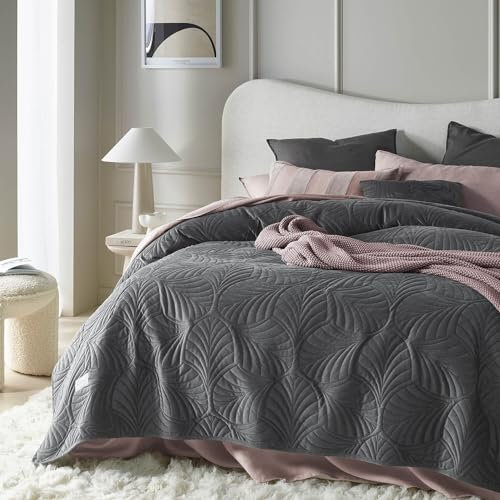 ROOM99 Feel Elegante Tagesdecke in Dunkelgrau 220 x 240 cm Vielseitige Wohndecke Bettüberwurf oder Sofaüberwurf Überwurfdecke für Bett und Sofa Steppdecke Stil Ideal als Bedspread Velvet Samt