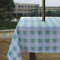 Melaluxe Schwere, knitterfreie, schmutzabweisende wasserdichte Outdoor-Tischdecke mit Schirmloch und Reißverschluss, grün kariert, 152,4 cm quadratisch