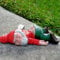 Kreativer Betrunkener Gartenzwerge für Auben, Harz-Gartenzwerg-Handwerk, Gnomen-Gartenstatue, Lustige Garten-Rasen-Ornamente, Lustige Gartenzwerge Gartendeko für den Garten Terasse Balkon (Rot)