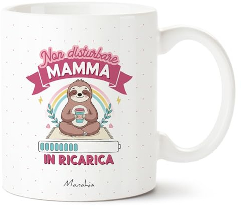Manahia - Tazza Mamma - Non disturbare, mamma in ricarica | Regalo Originale Divertente Festa della Mamma, Compleanno, Natale per Super Madre Esaurita | Bradipo Meditazione Yoga | Con Scatola Kraft