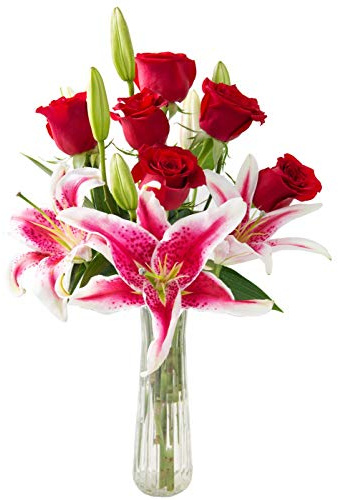 KaBloom Prime Next Day Delivery - Adore Her Gemischter Blumenstrauß aus Bauernhof-frischen roten Rosen und rosa Lilien mit Vase, Geschenk für Geburtstag, Trauer, Genesung, Dankeschön, Valentinstag,