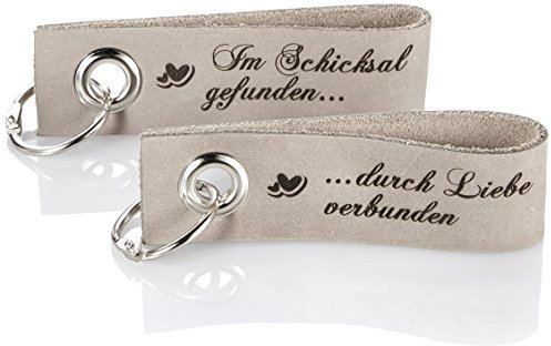 Premium Schlüsselanhänger Set aus echtem Leder und Schlüsselring vorgraviert in Taupe/Grau - personalisierte Geschenkidee - Gravur „Im Schicksal gefunden, durch Liebe verbunden„