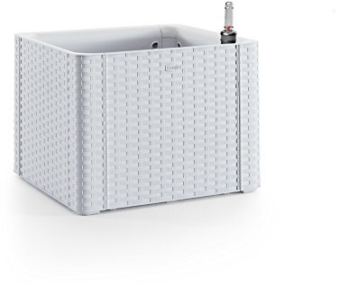 Quadratischer Pflanzkasten im Rattan-Design aus Kunststoff in Weiß. Mit Wasserspeicher und Wasserstandsanzeige. Maße BxTxH in cm: 43 x 43 x 33 cm.