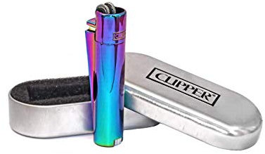 Solides Metall-Feuerzeug, Zündung mit Zündstein, Oberfläche aus gebürstetem Chrom, Farbmischung aus Blau, Grün und Lila