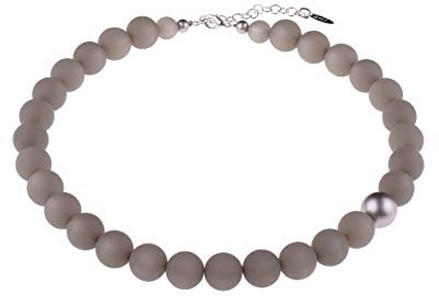 Adi-Modeschmuck modische Halskette 'Fiona', original italienische Polarisperlen mit Einer asymmetrisch sitzenden metallic Akzentperle, handgefertigt in Berlin