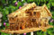 ÖLBAUM-Krippe KA70ng-MF-ALP-T2L XXL Holz - Weihnachtskrippe mit großer Bodenplatte, mit Holz-Brunnen MIT HOLZDACH + Premium-DEKOSET Alpenland, Massivholz edel GEFLAMMT - mit 12 x