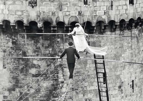 Postkarte LUSTIG - Motiv: HOCHZEIT AUF DEM SEIL, Anlass: Fotografie International, Künstler/Verlag: BK.EDITION © Gamma-Keystone/getty images, Größe: A6