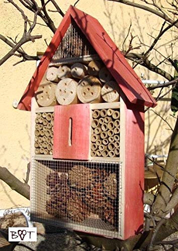 Großes Insektenhotel, KOMPLETT mit Schmetterlingshaus rot lasiert Vogelhäuschen Nistkasten Insektenhotel, KOMPLETT mit Schmetterlingshaus aus Holz Insektenhäuschen - biologischer ökologischer natürlicher Pflanzenschutz - ökologische biologische natürliche Blattlausbekämpfung - Insektenhaus zum Hängen und Aufstellen - Tolle Farbwahl – Marienkäferhaus Marienkäfer Marienkäferkasten Schmetterlingshaus Schmetterlinge Gartendeko