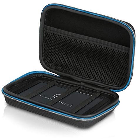 Wicked Chili - Custodia rigida con imbottitura antiurto e contenitore per cavo di ricarica auto per navigatori TomTom, Navigon, Becker, Falk, Medion da 3,5 4,5 5,0