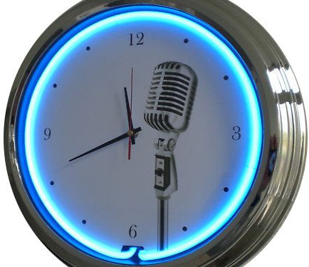 US-Way.de Microphone Fiftie´s Style WallClock Deko-Clock – 44 cm Durchmesser, Deko-Wanduhr ohne Tickgeräusche und gut lesbares Display, USA 50er-Jahre-Stil Neon-Uhr für Küche, Büro
