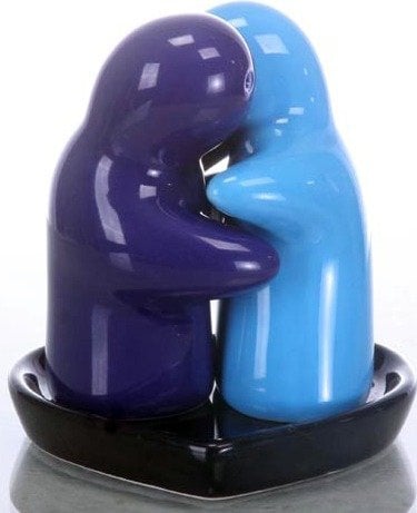Salero y pimentero abrazando salero azul oscuro y azul claro en una bandeja negra.