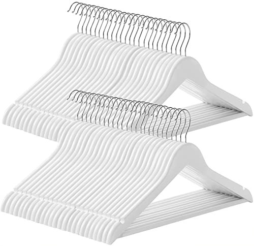 SONGMICS Percha de Madera Maciza, Juego de 50, con Ranuras para Hombros, Barra Antideslizante para Pantalones, Gancho Giratorio de 360°, para Trajes, Camisas, Abrigos, Blanco y Plata CRW03W-50