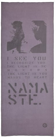 Manduka Lyrics Collection eQua Mat Towel Namaste (183 cm, Vintage Violett)
