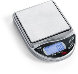 ADE Digitale Taschenwaage RW 220. Kompakte und tragbare Feinwaage mit Wiegefläche aus Edelstahl und 0,1 Gramm genauer Einteilung. Grammwaage mit Abdeckung, Aufbewahrungsbox und Kunstleder-Etui. Silber