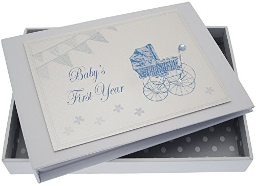 White Cotton Cards Baby's First Year Tiny Album (blauer Kinderwagen und Wimpelkette)