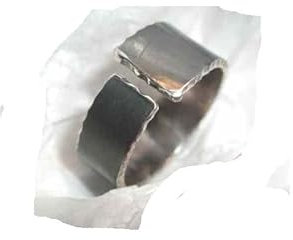 Ring mit gezacktem Rand