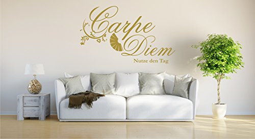 INDIGOS UG - Wandtattoo Wohnzimmer - Wandaufkleber Carpe Diem - Genieße den Tag - 90x57cm - Gold E933 - Aufkleber Kinderzimmer Schlafzimmer Küche Badezimmer Büro Dekoration