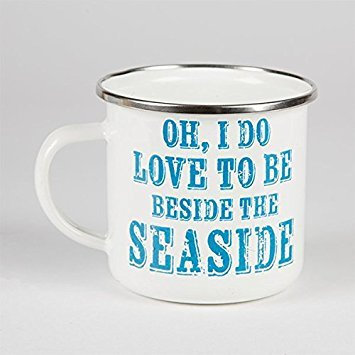 Sass und Belle Emaille Tasse mit englischer Aufschrift „Oh I do love to be beside the Seaside“ Weiß / Blau