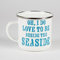 Sass und Belle Emaille Tasse mit englischer Aufschrift „Oh I do love to be beside the Seaside“ Weiß / Blau