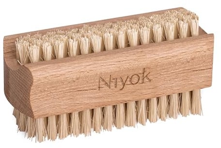 Niyok Nagelbürste aus FSC®-zertifiziertem Buchenholz mit Naturborsten | Doppelseitige Hand- und Nagelbürste mit Naturborsten, Made in Germany