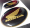 coppia adesivi per motocicletta resinati 3D dimensioni compatibili con modelli honda e caschi dimensione 60mm colore: nero/oro