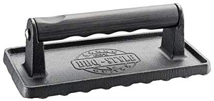 GEFU Fleischbeschwerer BBQ – Gusseisenpresse mit Holzgriff & Rillenstruktur | 1 kg Gewicht | Für Steak, Burger, Grill & Pfanne | Gleichmäßiges Garen