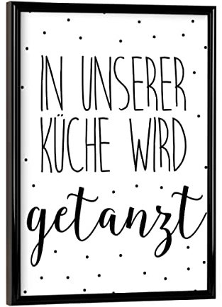 artboxONE Poster mit schwarzem Rahmen 18x13 cm Typografie In unserer Küche Wird getanzt - Bild Typografie