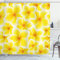 ABAKUHAUS Blumen Duschvorhang, Plumeria Blüten, Stoffliches Gewebe Badezimmerdekorationsset mit Haken, 175 x 180 cm, Gelb und Weiß