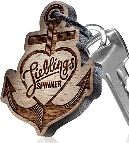 schenkYOU Premium Schlüsselanhänger aus Nussbaumholz - personalisierte Geschenkidee für Muttertag - Gravur „Lieblingsspinner“