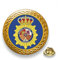 Pin emblema del Cuerpo de la Policia Nacional de España - Montado en base de 20 mm de diámetro de zinc dorado. Con biselado ornamental tipo guirnalda – enganche tipo mariposa