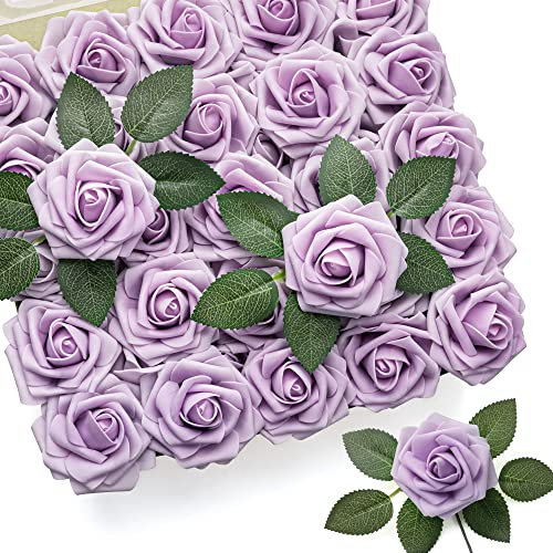 Mocoosy 50pcs Rosas Flores Artificiales, Lila Rosas Falsas para decoración, Morado Claro Rosas de Espuma con Tallos para DIY Ramos de Boda,arreglos Florales,Soltera Despedida,Fiestas hogar decoración