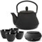 Teekanne asiatisch Gusseisen Set 0.8 Liter - schwarze Gusskanne mit Henkel & Edelstahl Tee-Filter Sieb-Einsatz für losen Tee & 4 Teebecher (Tassen) & Guss Stövchen