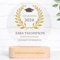 Wanapix | Trofeo Personalizado Graduación | Placa de Metacrilato Impresa a Color | Base de Madera Natural Grabada | Regalos para Graduacion | Premio Redondo