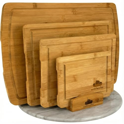 WOHLWOLKE Schneidebrett Holz 4er Set | Bambus Schneidebretter mit Saftrille & Seitengriff | Holzbrett Küche antibakteriell | Bambus Küchenbrett klein bis groß mit Halter | Cutting Board Set