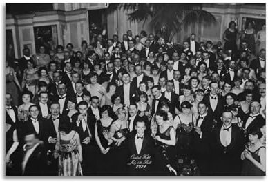 LUEXUHEY The Shining Ballroom Overlook Hotel Jack Torrance Horror-Film-Poster auf Leinwand, Wandkunstdrucke für Wohnzimmer, Schlafzimmer, moderne Wanddekoration, Geschenk, 40 x 60 cm, ungerahmter Stil
