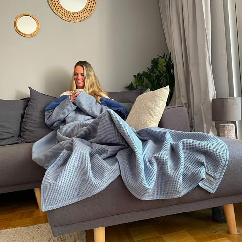 blanketino Kuscheldecke mit Ärmeln *Made IN Germany* - Extra kuschlig warme Ärmeldecke in XL Größe -145 x 210 cm aus natürlicher Baumwolle & extra warmen Wellnessfleece (Wolkenblau | Meeresblau)