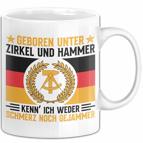 Ddr Tasse Geschenk Geboren Unter Zirkel Und Hammer Kenn Ich Weder Schmerz Nocj Gejammer Ostdeutschland (Weiß)